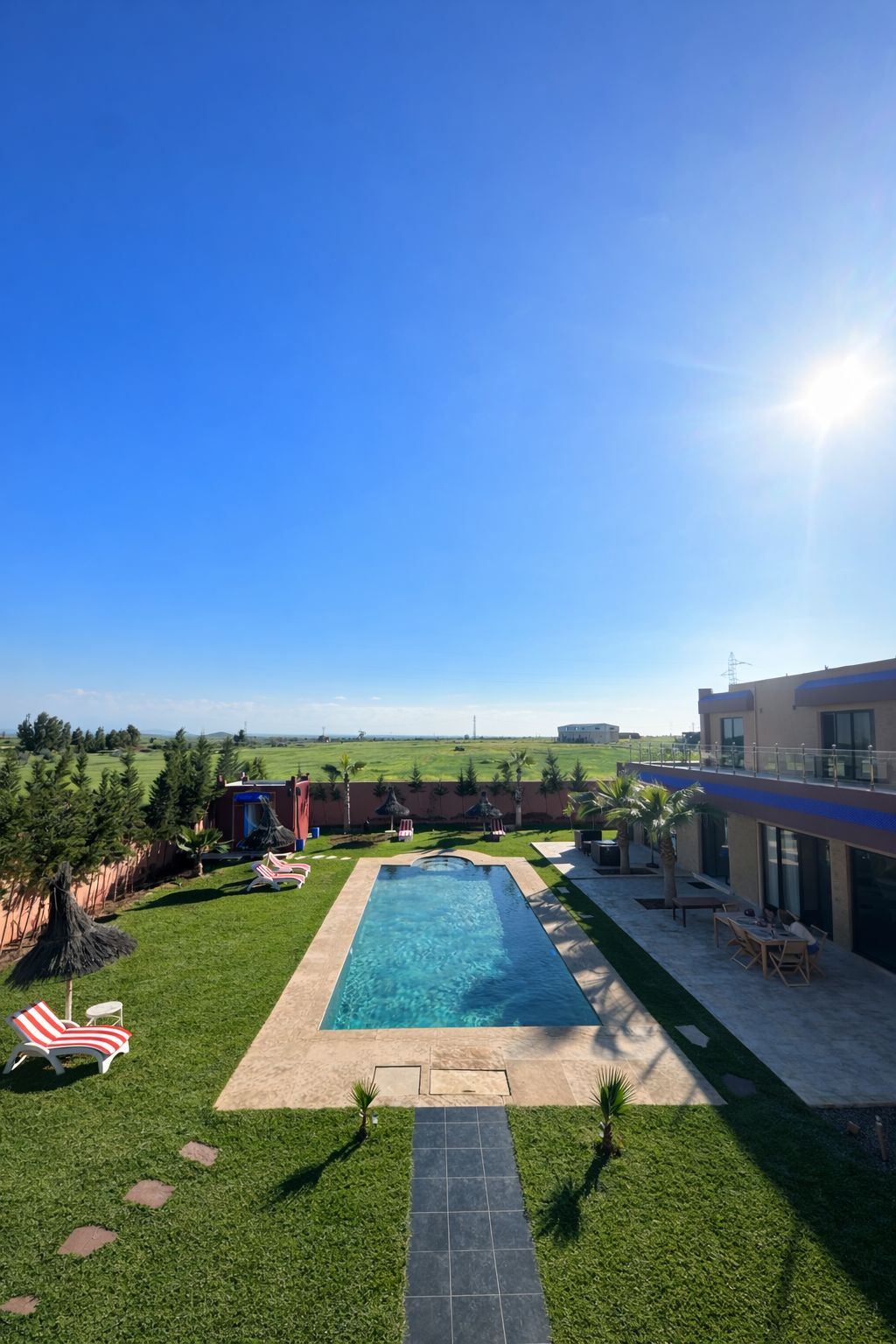 Piscine et parasols paille